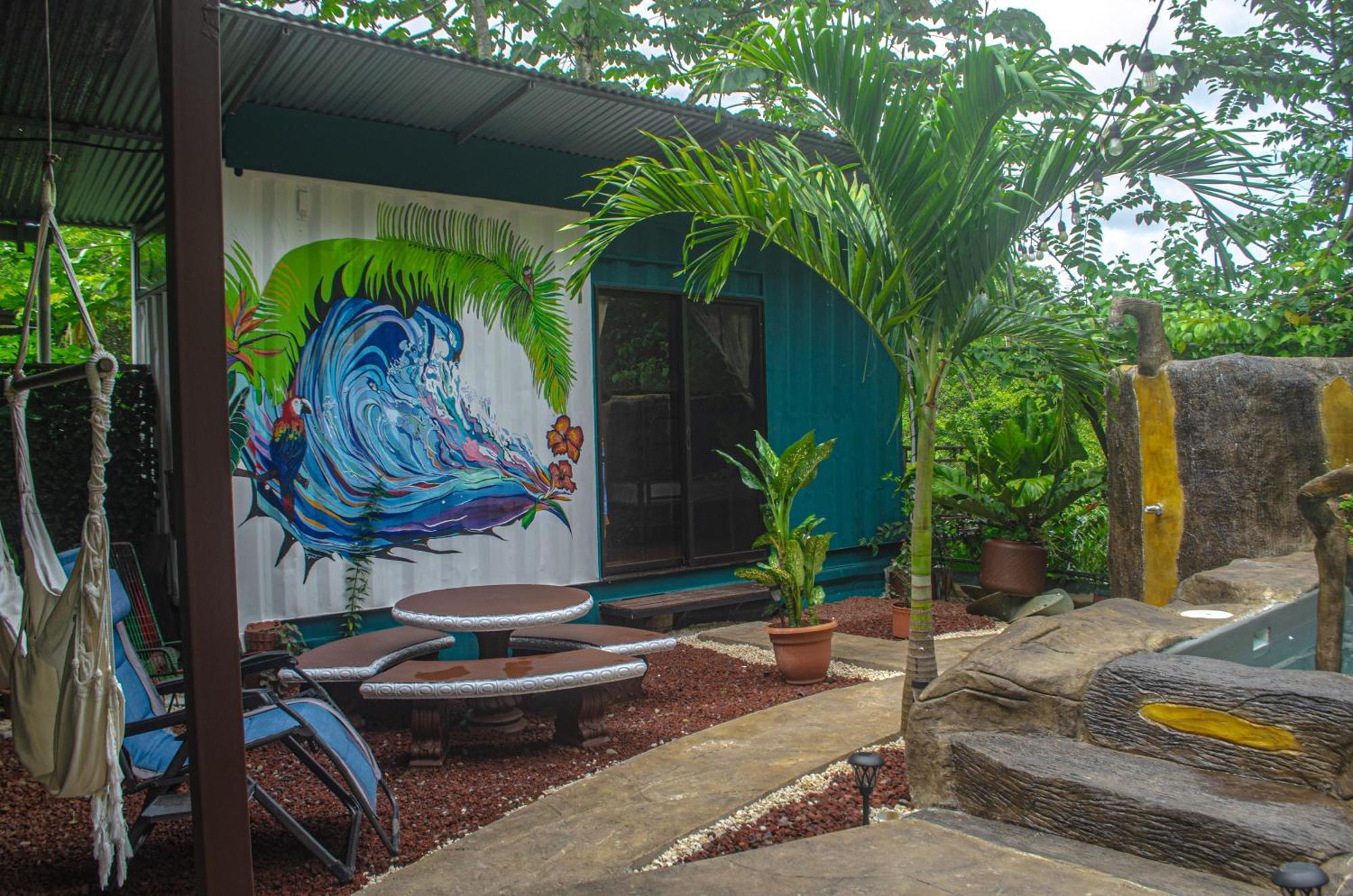 The Jungle Container Bed and Breakfast Quepos Εξωτερικό φωτογραφία